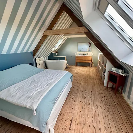 Hébergement de vacances Family House With Character, Large Garden Auderville